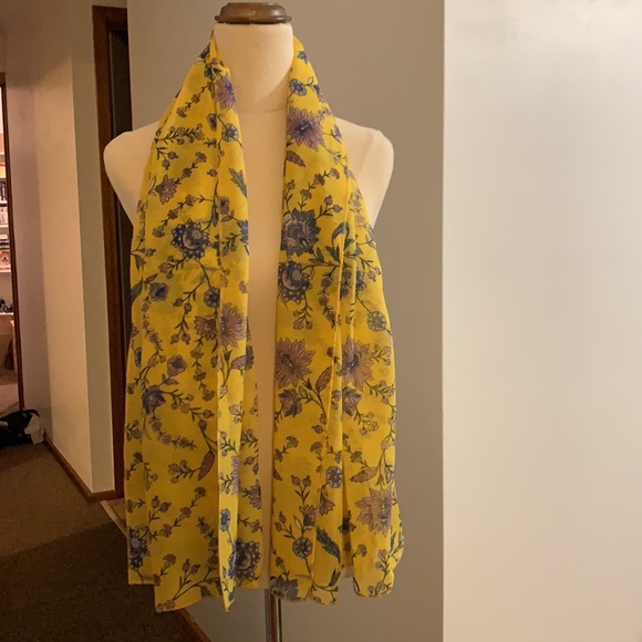 New short floral scarf - Picture 3 of 3